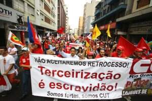 Mais de 500 pessoas, organizadas por movimentos sociais, participaram de caminhada pelo centro da Capital em protesto contra o Projeto de Lei 4330/04 que permite a terceirização do trabalho. FOTO: LUCAS UEBEL