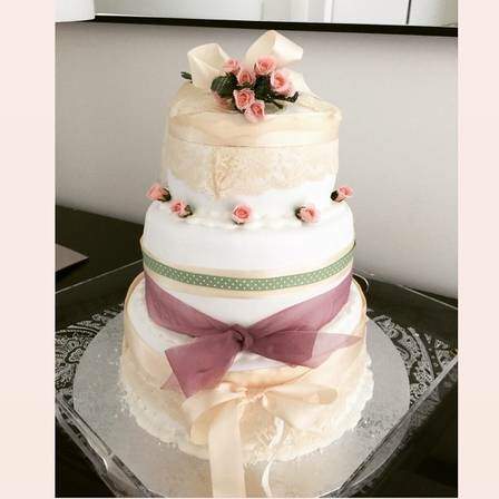 A loira mostrou seus dotes culinários e fez um bolo confeitado. Foto reprodução