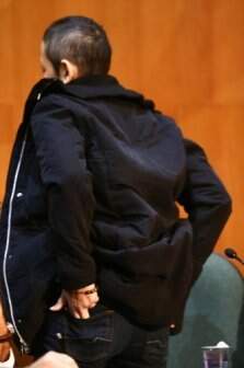 A doleira levantou e mostrou como teria guardado o dinheiro no bolso. (Foto: Geraldo Bubniak/AG)
