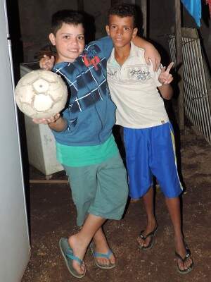 Segundo Rita, os dois meninos "vivem brigando, mas não se desgrudam". Foto: Reprodução/G1