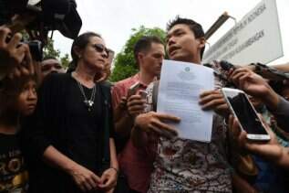 Angelita tenta apresentar laudo, feito por uma psiquiatra de Cilacap, mostrando que o Rodrigo tinha esquizofrenia. Foto: Romeo Gacad/AFP