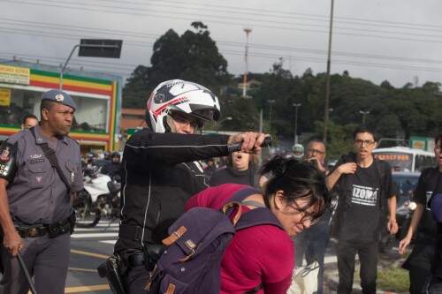 Policial joga spray de pimenta em uma manifestante. Foto: Reprodução
