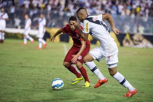 Vasco atacou bastante, mas o Inter saiu na frente. (Foto: Celso Pupo/Folhapress)