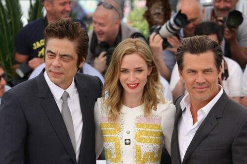 Benicio del Toro (E), Emily Blunt e Josh Brolin apresentaram o policial "Sicario" em Cannes, na França (Foto: Frederic Dubart/AP)