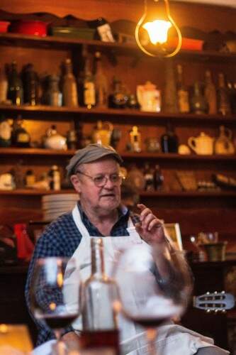 O chef Luiz Targa conversou com o grupo do jantar “Sabores e músicas Argentinas”. Foto: Jackson Ciceri/ O Sul