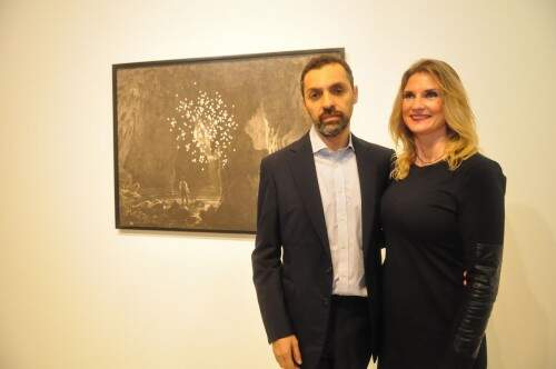 O artista carioca José Damasceno ao lado da namorada Marte Bjoerndal recepcionou o público em sua vernissage na Capital. Foto: Lívia Stumpf/Especial
