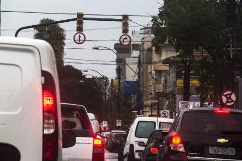 Sinaleiras desligadas causam transtorno no trânsito entre a Avenida José de Alencar e Avenida Getúlio Vargas (Foto: Jackson Ciceri/O Sul)