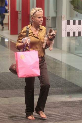 Xuxa circulou pelos corredores do shopping com seu cão de estimação Foto: (Wallace Barbosa/ag. news)