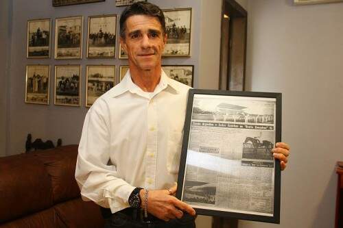 Ricardinho exibe matéria sobre seu pai, que montou Chaval no Hipódromo Moinhos de Vento em 1959, e venceu o Grande Prêmio Bento Gonçalves
