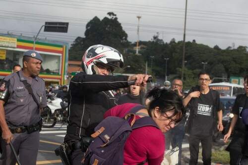 Policial joga spray de pimenta em uma manifestante. Foto: Reprodução
