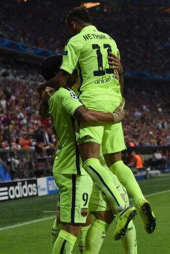 Jogadores dp Barça comemoram gol de Neymar.