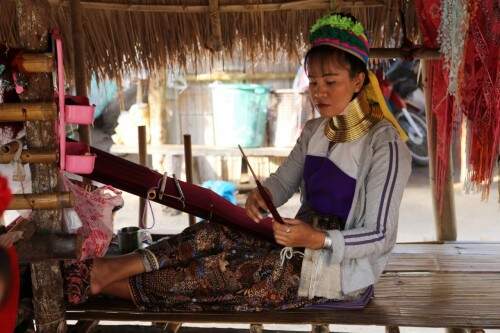 Mulher-girafa em povoado na Tailândia. Foto: Divulgação