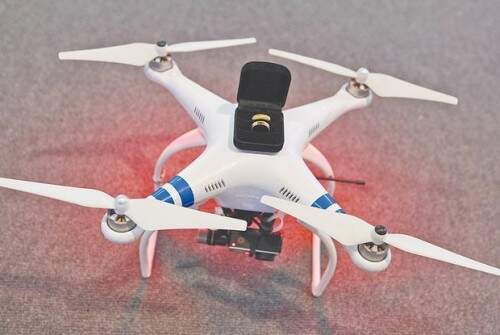 Drone pode carregar as alianças até os noivos, além de filmar o evento. (Foto: Reprodução)