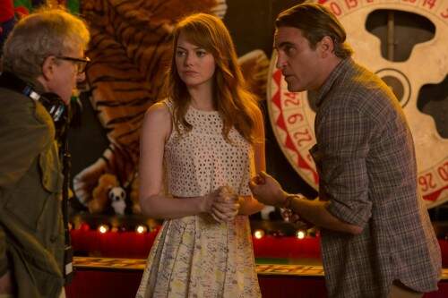 Woody Allen dirige Emma Stone e Joaquin Fenix em cena de "O Homem Irracional" (foto: Reprodução)