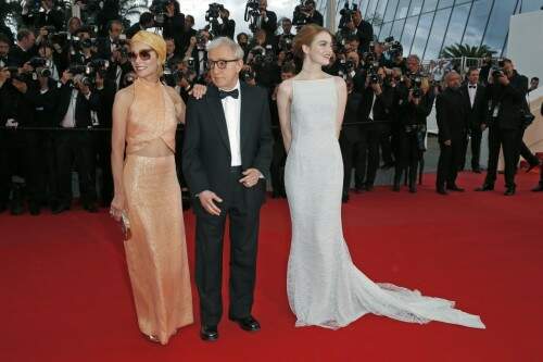 Parker Posey, Woody Allen  e Emma Stone posam no tapete vermelho de Cannes (foto:  Benoit Tessier/Reuters)