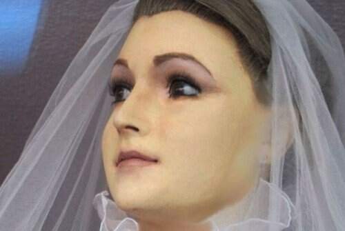 "La Pascualita" é a cópia perfeita de Pascuala Esparza, morta de forma trágica no dia de seu casamento ao ser picada por uma aranha venenosa (Foto: Reprodução)
