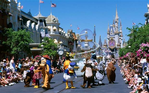 A política da Disney proíbe os turistas de usarem o bastão em seus brinquedos. (Crédito: Reprodução)
