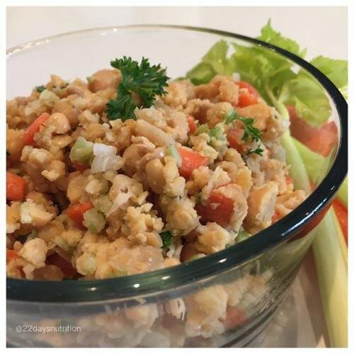 Sugestão para o jantar: salada de atum com cebola, cenoura, grão-de-bico, salsa, limão e aipo (Foto: Divulgação 22 Days Nutrition)
