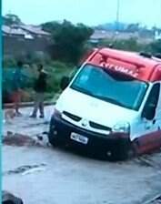 Ambulância do Samu presa em buraco na rua. (Crédito: Reprodução) 