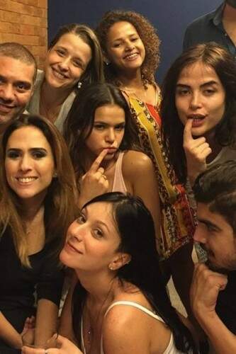Tatá Werneck, à esquerda, confraternizou com amigos. Foto: Reprodução