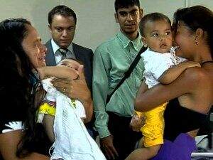 Volta dos bebês para mães biológicas foi emocionante. (Crédito: Reprodução)
