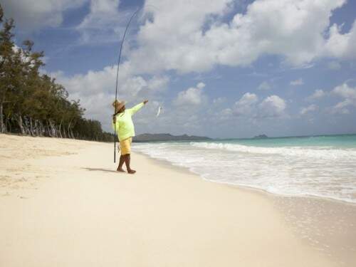 Pescador na praia de Waimanalo, no Havaí. (Foto: Reprodução)