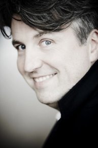 Mestro Henrik Schaefer. (Foto: Marco Borggreve/Divulgação)