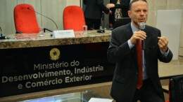 O presidente do BNDES, Luciano Coutinho, anuncia novas ferramentas de acesso à informação para ampliar a transparência do BNDES. (Foto: José Cruz/Agência Brasil)