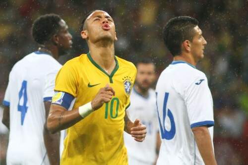 Torcida impaciente pediu por Neymar. (Foto: Lucas Uebel/ O Sul)