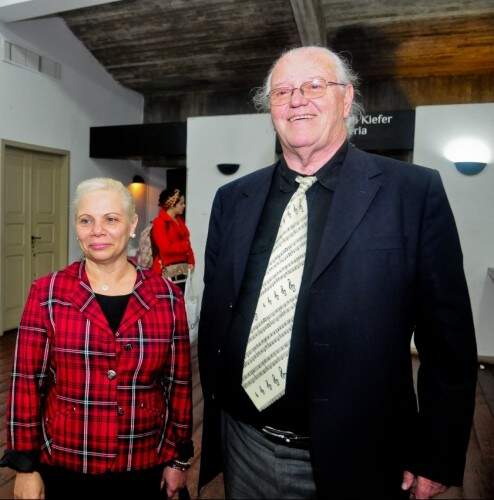 Carla Zitto, atual liderança da Orquestra Jovem RS, e o maestro Telmo Jaconi foram cumprimentados no Teatro Bruno Kiefer. Foto: Lívia Stumpf/Especial