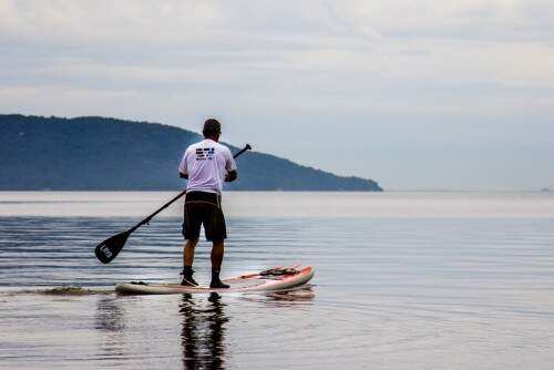 Aulas de stand up paddle e test drive de pranchas estão na programação. Foto: Jackson Ciceri/ O Sul