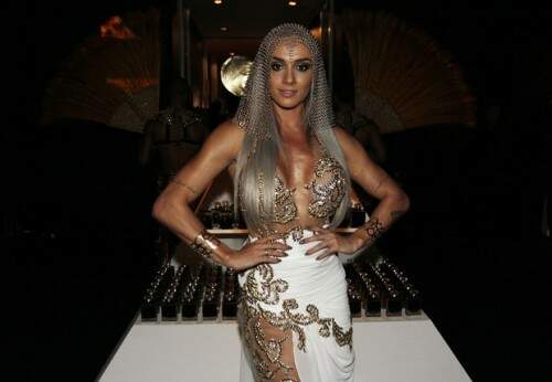 Juju Salimeni atraiu olhares com o modelito (Foto: Celso Tavares/EGO)