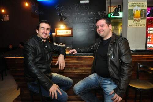 Fabrizio Motta e Marcelo Oronoz: escolhas certas para instalar o espaço que conta com boa música e petiscos. Foto: Livia Stumpf/Especial