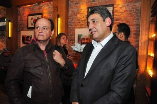 João Bosco Vaz e o vice-prefeito, Sebastião Melo, entre os convidados que estiveram na abertura da mostra. Foto: Livia Stumpf/Especial