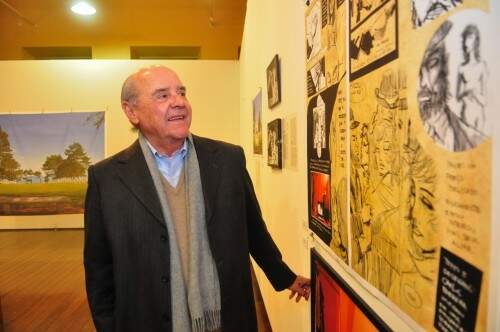 Doca Motim junto a um dos painéis da mostra. Foto: Livia Stumpf/Especial