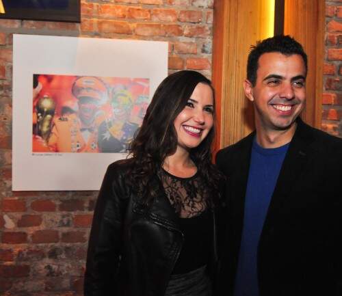 Alice Klein e Lucas Uebel, junto a uma das fotos que têm a assinatura dele. Foto: Livia Stumpf/Especial