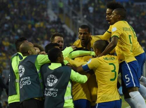 Brasileiros comemoram o gol de Thiago Silva na primeira etapa (Foto: AFP PHOTO / LUIS ACOSTA)