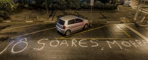 Pichação em frente ao prédio onde Jô Soares mora, em São Paulo (Foto:  Avener Prado/Folhapress)