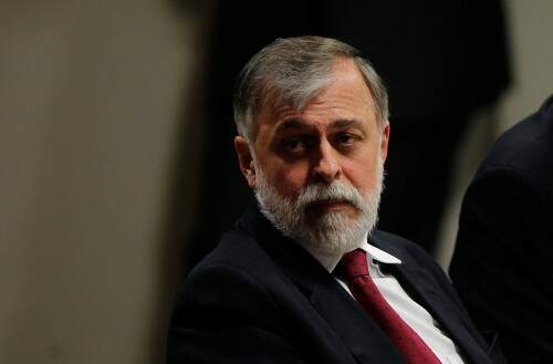 Paulo Roberto Costa está em prisão domiciliar e chegou a Curitiba neste domingo, escoltado pela Polícia Federal. Ele deve permanecer na capital paranaense pelo menos até terça-feira (23) (Foto: Alan Marques/Folhapress)
