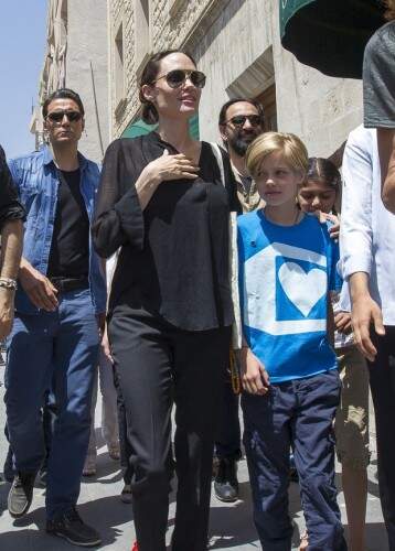Angelina e Shiloh durante a visita. foto: reprodução