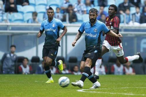 Douglas teve ótima participação na primeira etapa (Foto: Lucas Uebel/Grêmio)