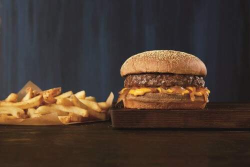 Ned Kelly Cheddar Burger, com 200 gramas de carne, queijo cheddar cremoso e cebolas grelhadas com toque balsâmico. Foto: Divulgação