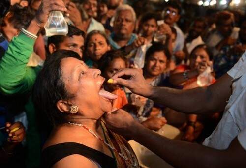 Indianos engolem peixe vivo para tratar problemas respiratórios. (Foto: Noah Seelam/AFP)