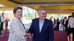 Presidenta Dilma Rousseff e Raúl Castro no porto de Mariel (Foto: Roberto Stuckert Filho/Presidência da República)