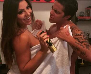 A filha da cantora Gretchen também postou uma foto sem camisa com a amada, mas com o peito coberto pela toalha de Andressa. Foto: Reprodução/Instagram