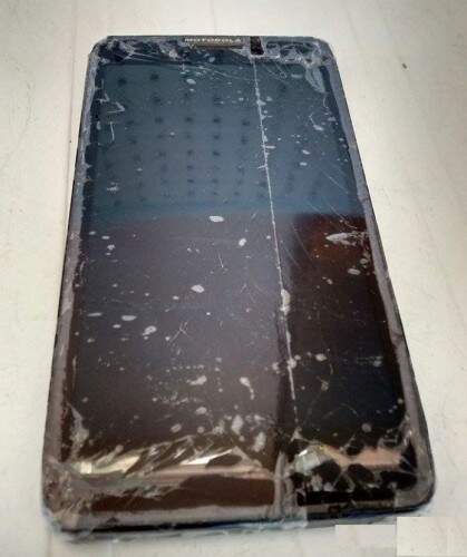 Celular enrolado em durex.  (Foto: Reprodução)
