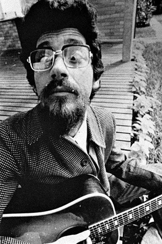 O cantor  em 1976, no Rio de Janeiro. (Foto: Reprodução)