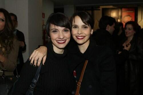 Débora Falabella prestigiou a estreia de sua irmã, Cynthia Falabella (E), na peça. (Foto: Thiago Duran/Ag. News)