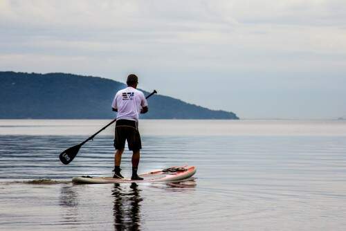 Aulas de stand up paddle e test drive de pranchas estão na programação. Foto: Jackson Ciceri/ O Sul