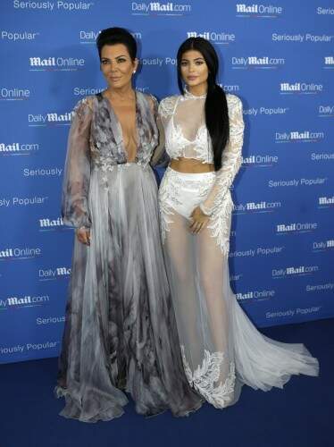 Kris Jenner (E), mãe de Kim Kardashian, posou com uma das irmãs da socialite Kylie Jenner (Foto: Lionel Cironneau/AP)